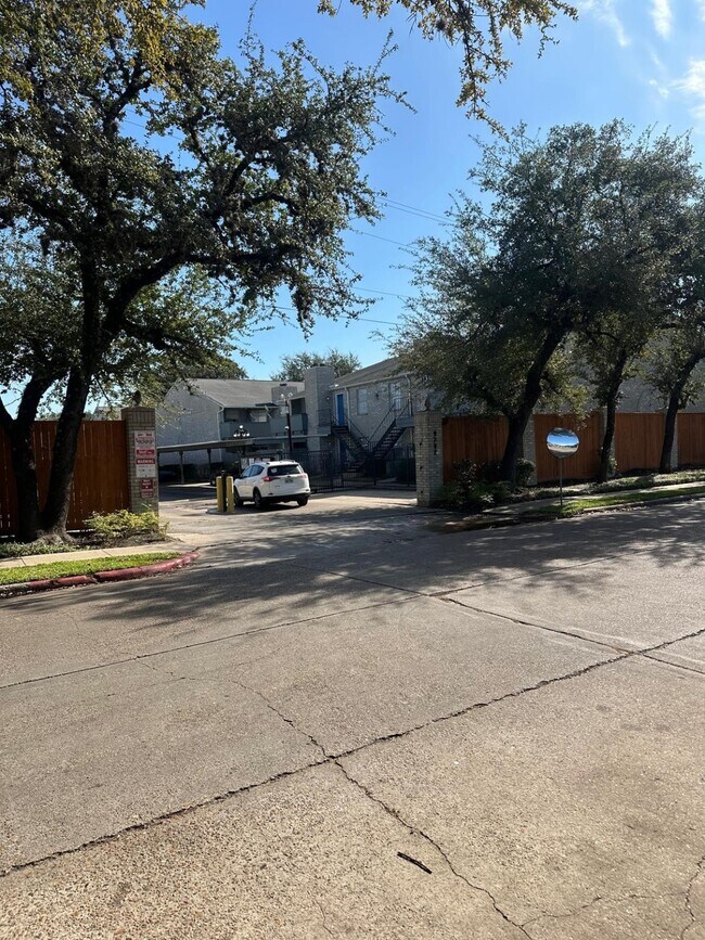 Building Photo - 9797 Leawood Blvd