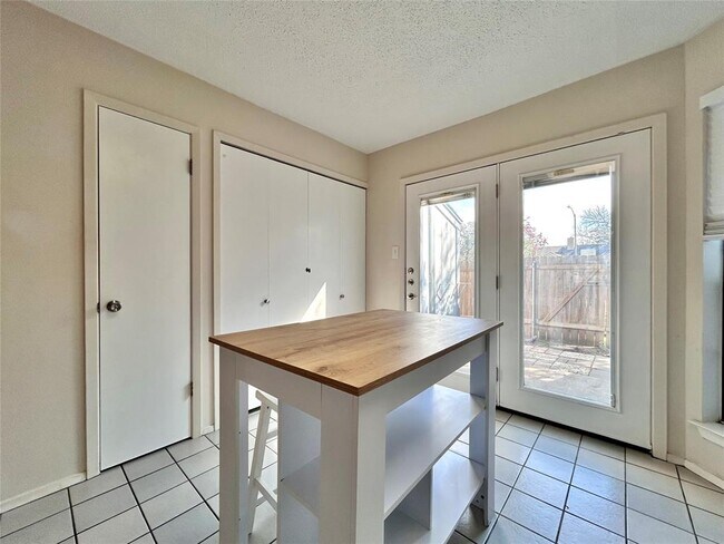 Building Photo - 1411 Gracy Farms Ln