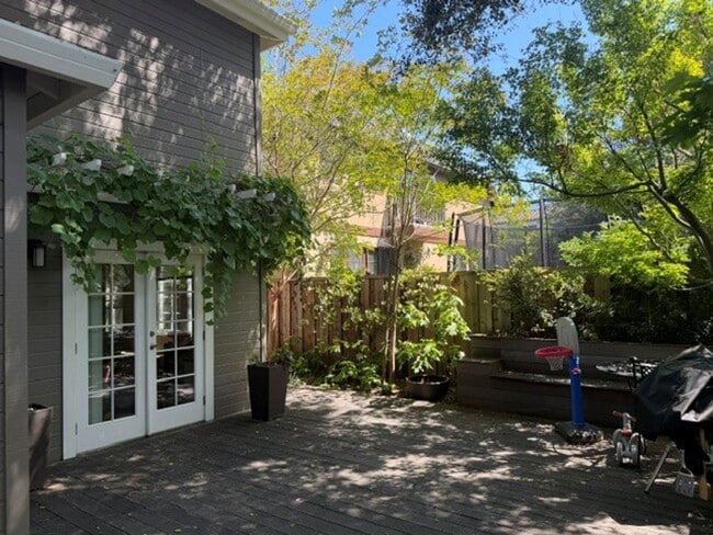 Building Photo - Stunning 4 Bedroom, 3 Bath Single Family Home with Spacious Yard - Available July 15th!