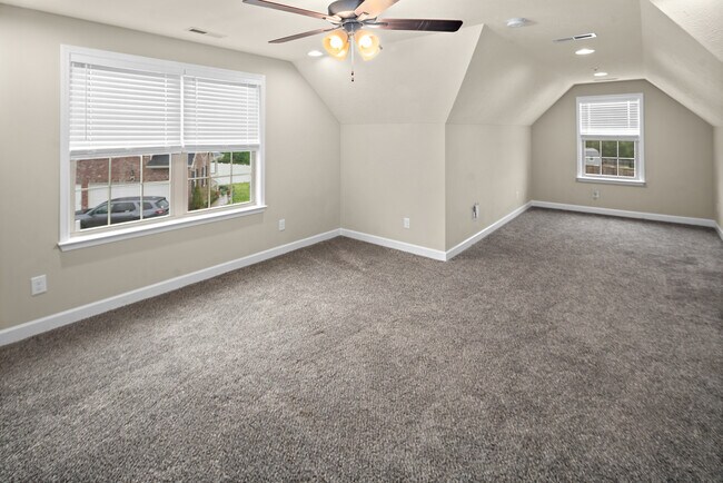 Building Photo - 305 Oleander Ln