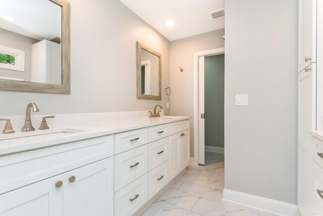 Building Photo - 2681 Ravenoaks Pl