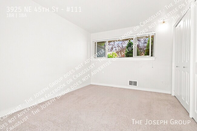 Building Photo - 3925 NE 45th St