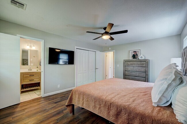 Building Photo - Turnkey Gem: Fully Furnished 5-Bedroom Home with Spacious Layout and Corner Lot!