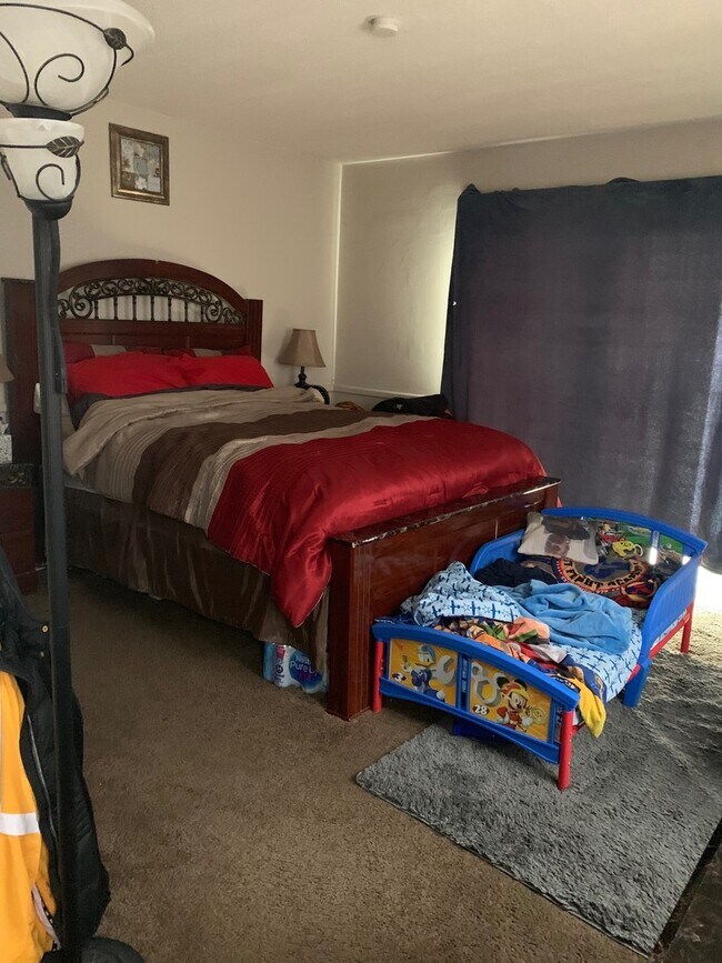 Building Photo - Spacious 3 Bedroom 1 Bath Unit in North Mi...
