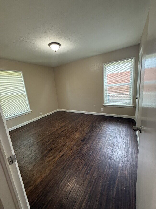 Building Photo - "Charming 4-Bedroom Dallas Retreat with 2 ...