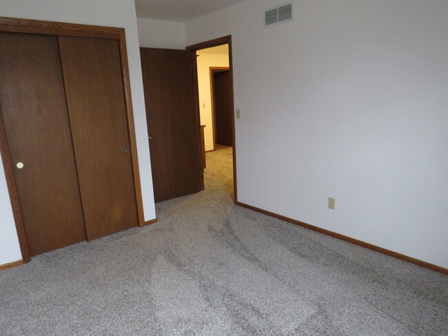 Building Photo - 399 Willow Grove Dr