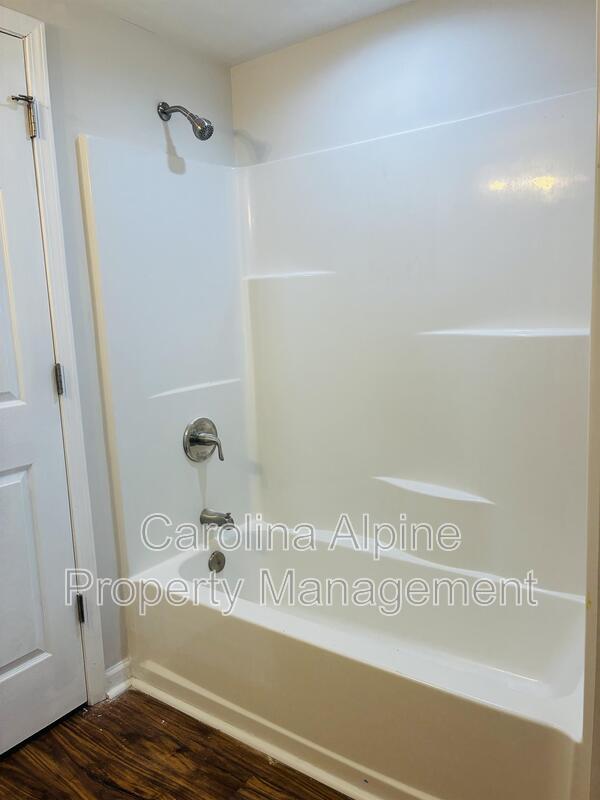 Building Photo - 506 Clegg St