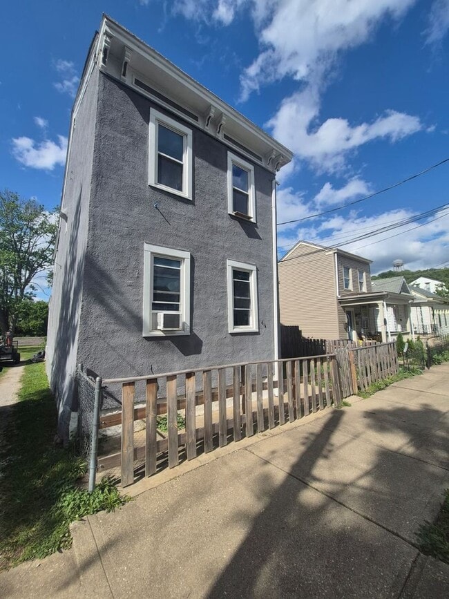Building Photo - 614 E 16th St