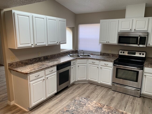 Building Photo - SHARP 4/2/2 SPRING HILL