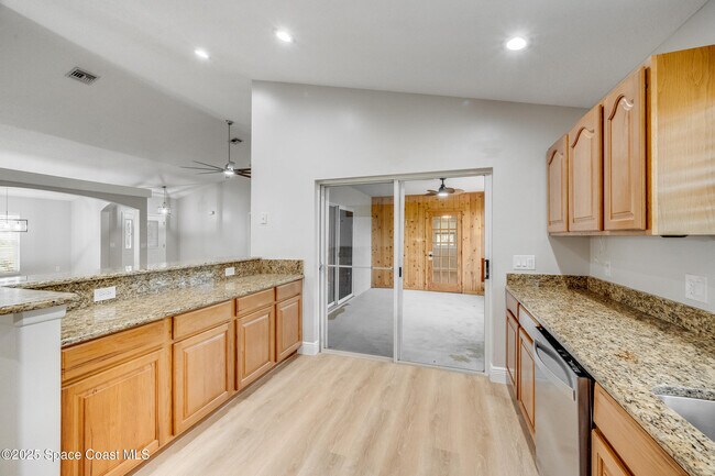 Building Photo - 187 Pinta Cir