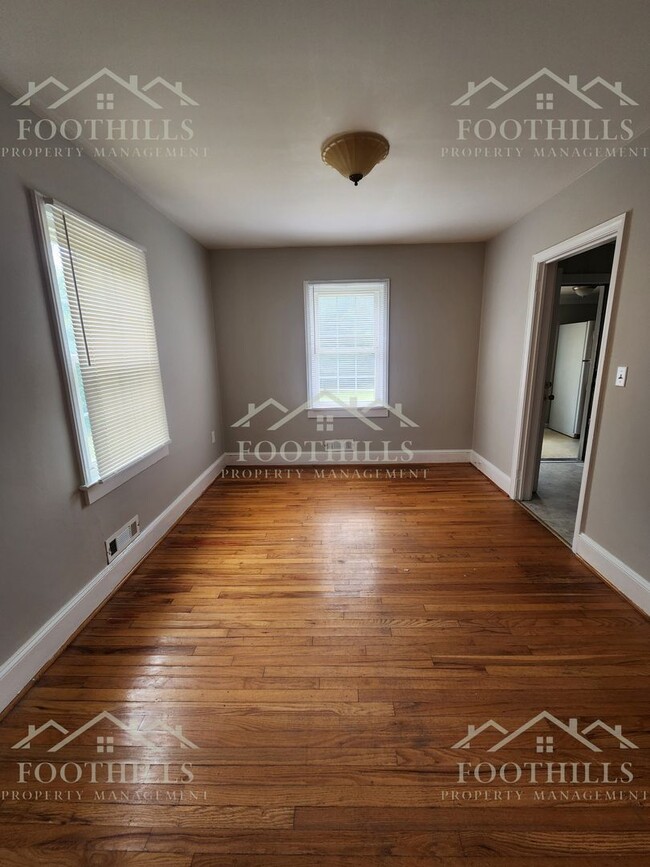Building Photo - Beautiful 2-Story Brick Home Near Anderson...