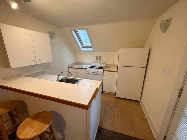 Building Photo - 2 Bedroom 1 bath downtown apartment availa...