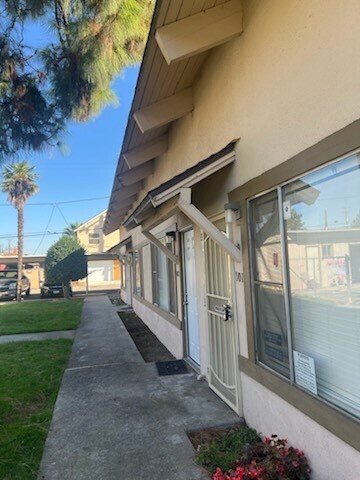 Building Photo - 817 Minnewawa Ave