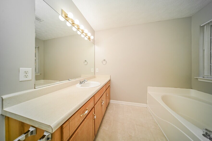 Building Photo - 40 Hunters Ridge Ct