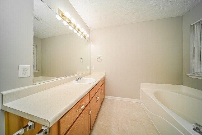 Building Photo - 40 Hunters Ridge Ct