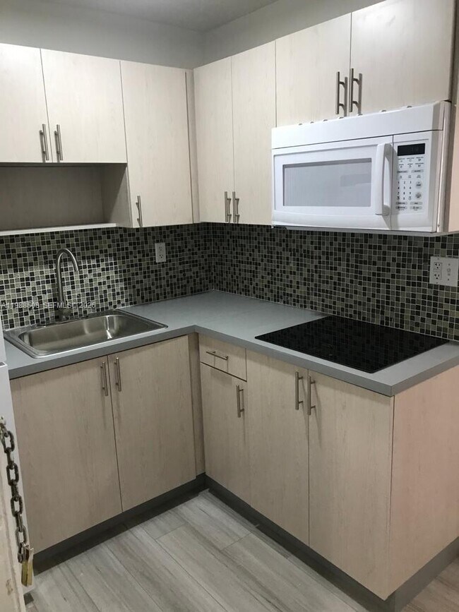 Building Photo - 2730 Collins Ave