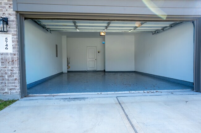 Building Photo - 5746 Hampton Vly Dr