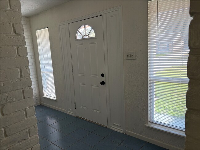 Building Photo - 12718 Hunting Brook Dr