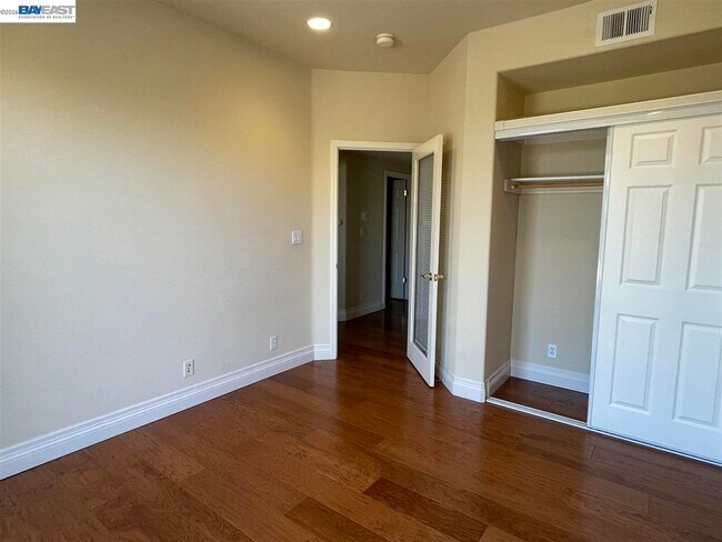 Building Photo - 9332 Mediar Dr