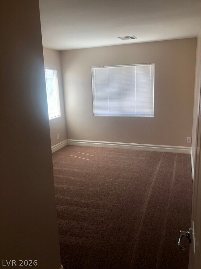 Building Photo - 298 Fairway Woods Dr