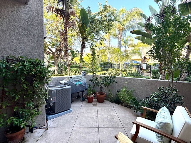 Building Photo - Vibrant 3 Bedroom Townhome in Bressi Ranch