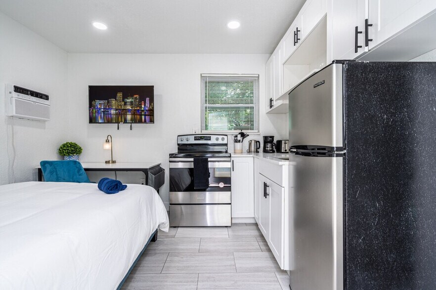 Building Photo - 975-977-977 SW 10th St