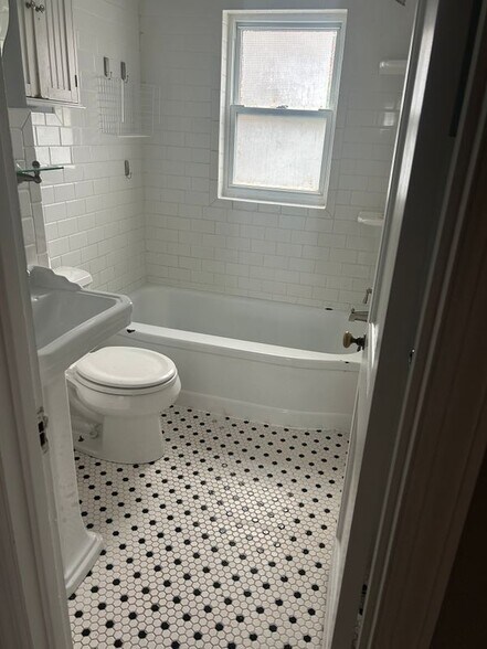 Building Photo - 1924 Guernsey Ave