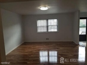 Building Photo - 804 Maple Hill Dr