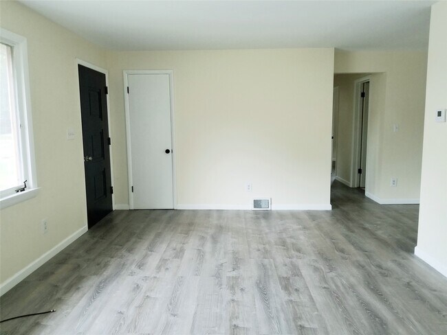 Building Photo - 2845 W 31st St