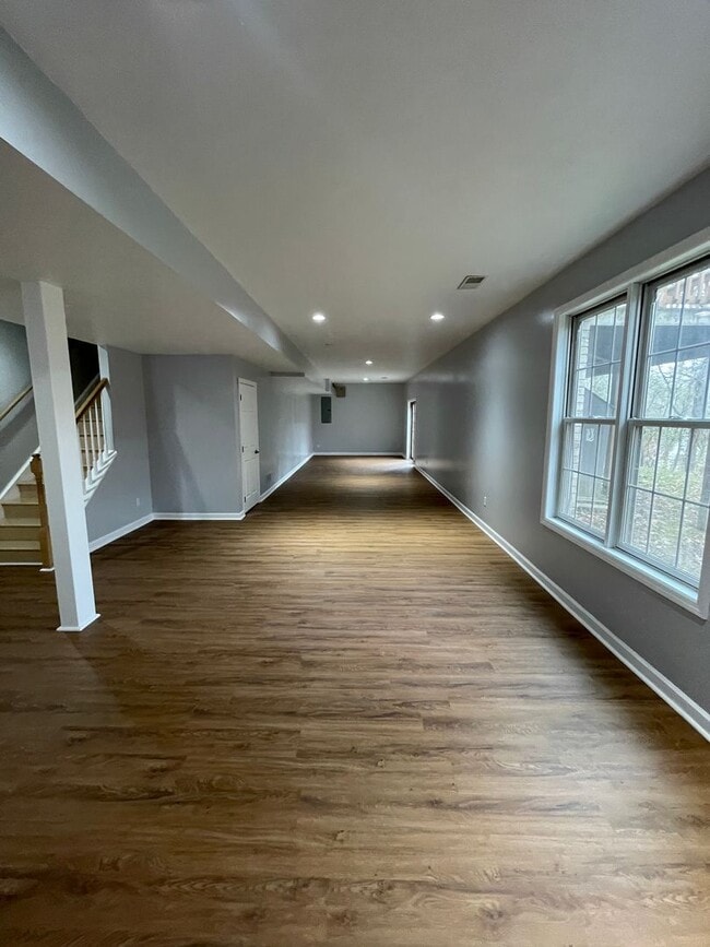 Building Photo - Beautiful custom built 5 bed 4 bath home with finished basement ready for you to move-in!