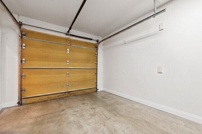 Building Photo - 562 Evans Ct