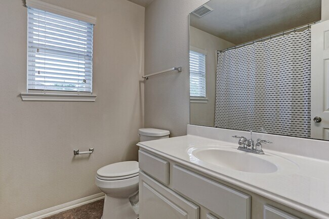 Building Photo - 18 Prairie Oak Dr
