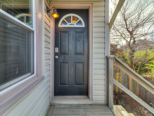 Building Photo - Charming 1 bed | 1 bath in great location