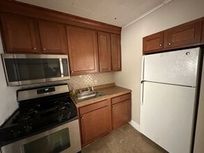 Building Photo - 42 Henrietta- updated 2 bedroom 1 bath - c...