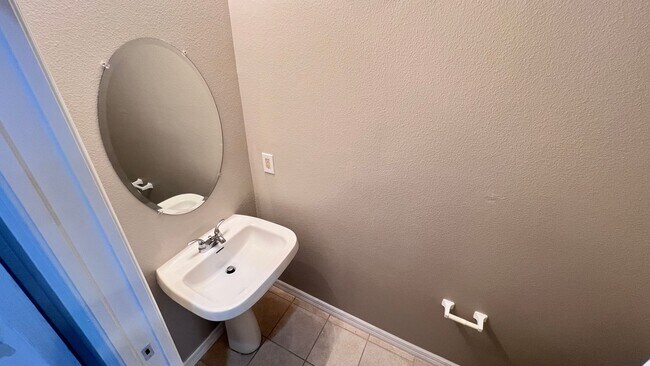 Building Photo - Beautiful 3/2 Townhouse Available !!