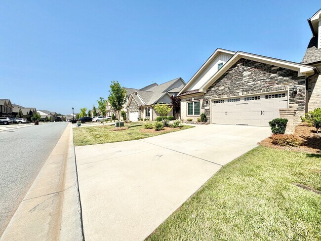 Building Photo - Updated 3 Bedroom High Point Condo with Large Bonus Room!