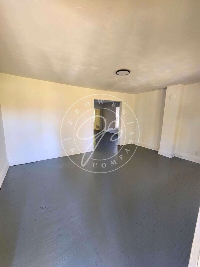 Building Photo - 2nd floor 2 bed- Spacious with full 3 seas...