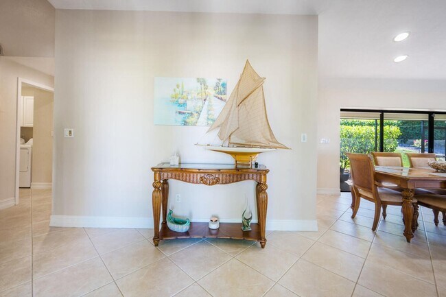 Building Photo - Hillside Home-3 bedrooms- 2 baths -2 car garage- Furnished-Available Now !