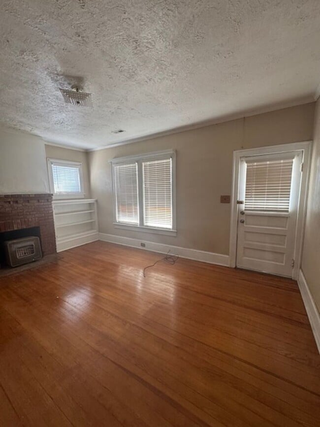 Building Photo - 911 E 4th St