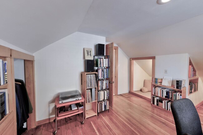 Building Photo - Beautiful Craftsman Bungalow on the edge of the Historic Fort Russell Dristrict