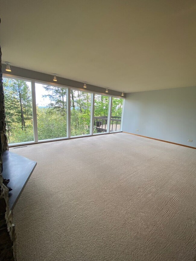 Building Photo - Unique View Property 3 bed, 3 bath located...