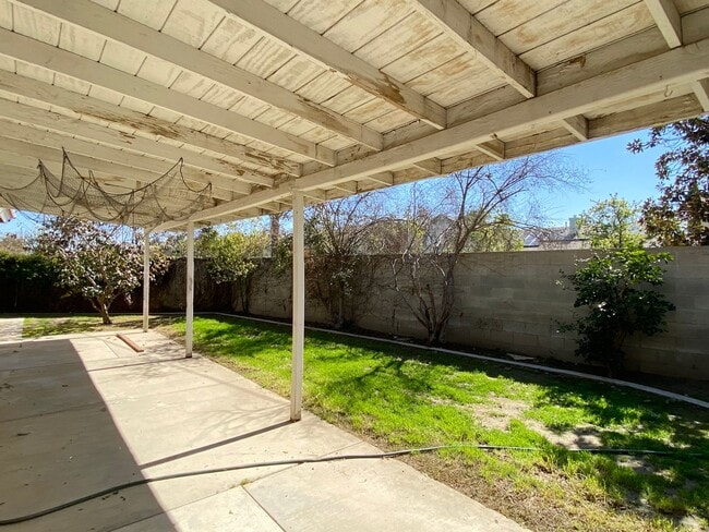 Building Photo - Make yourself at home in this delightful Bakersfield Single-family home, with 3 bedrooms + studio...