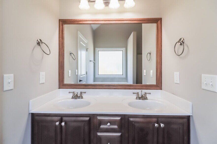 Building Photo - 480 Saddlechase Dr