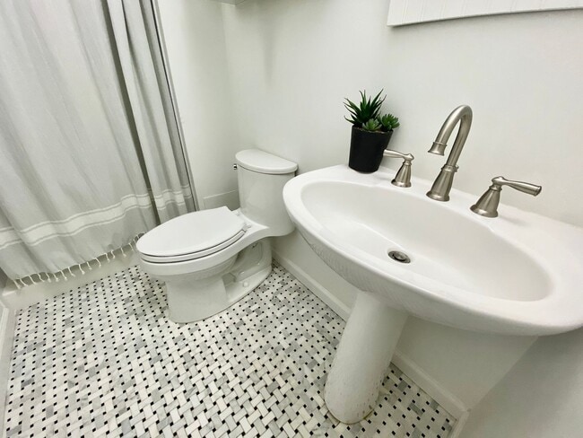 Building Photo - Charming Ranch-Style Home With Garage Avai...