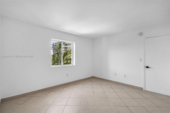 Building Photo - 1401 Bay Rd