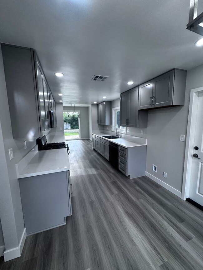 Building Photo - Spacious 3 Bed 2 Bath in Enderle Gardens: ...