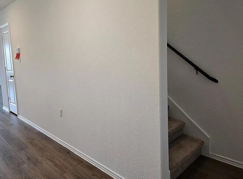 Building Photo - Room in House on Willkomen Way