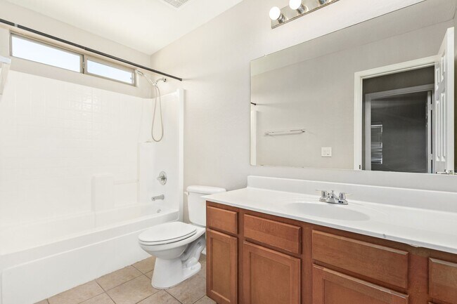 Building Photo - Gorgeous 3 bed/2 bath in Power Ranch!