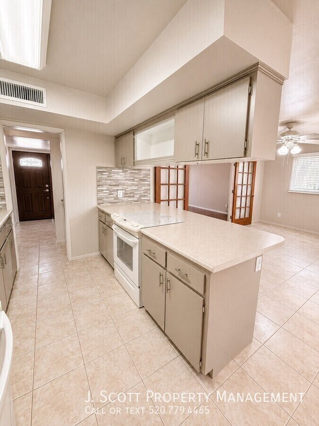 Building Photo - 6522 E Palm Ln