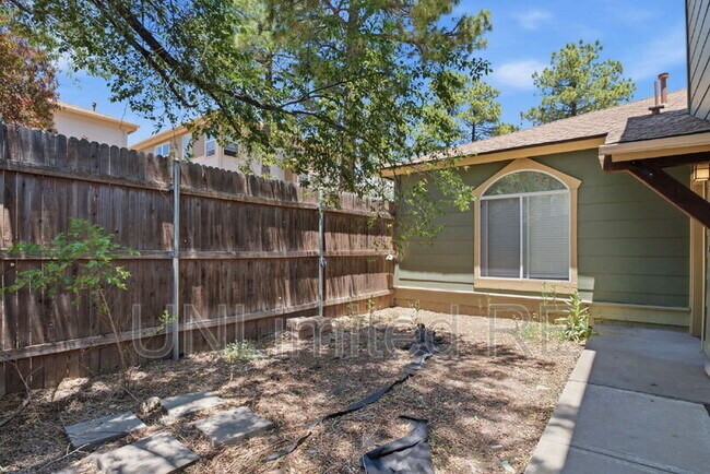 Building Photo - 1456 E Russ Way